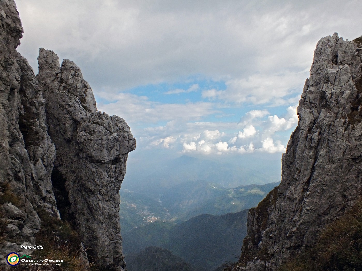 81 Un po' di sole verso la Val Seriana.JPG